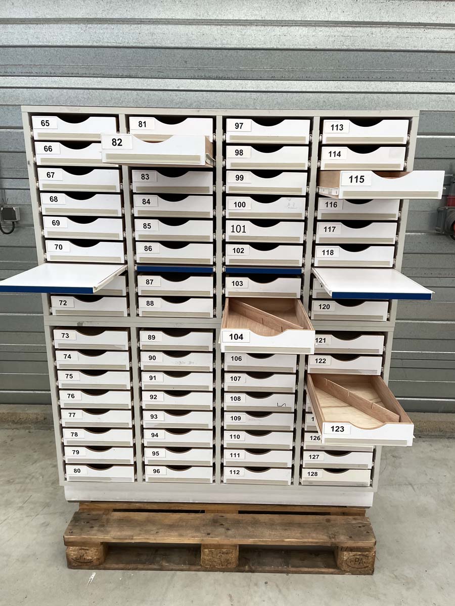 Meuble d'occasion de laboratoire avec 32 tiroirs - p21091182_1