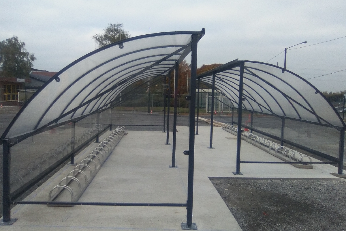 Abri 2 roues à toit arrondi pour vélos, motos, scooters - Série AR - Poteaux métalliques et bardage polycarbonate_1