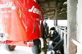 Mélangeuse agricole Jeantil - 1 vis verticale - sortie directe - cuve étroite ou large 8 à 14 m³_1