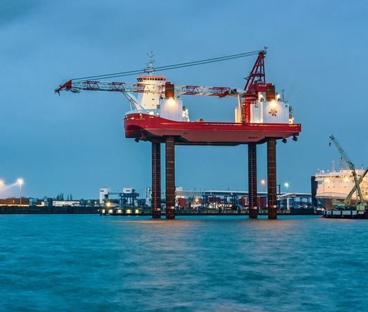 Grue offshore avec une portée maximale de 102 mètres pour plateformes auto-élévatrices