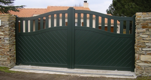 Portail coulissant à rail en aluminium - simple vantail, semi-ajouré - design moderne et robuste_0