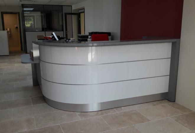 Banque d'accueil fonctionnelle et esthétique - Modules conformes aux normes européennes - Large choix de coloris et tailles_1