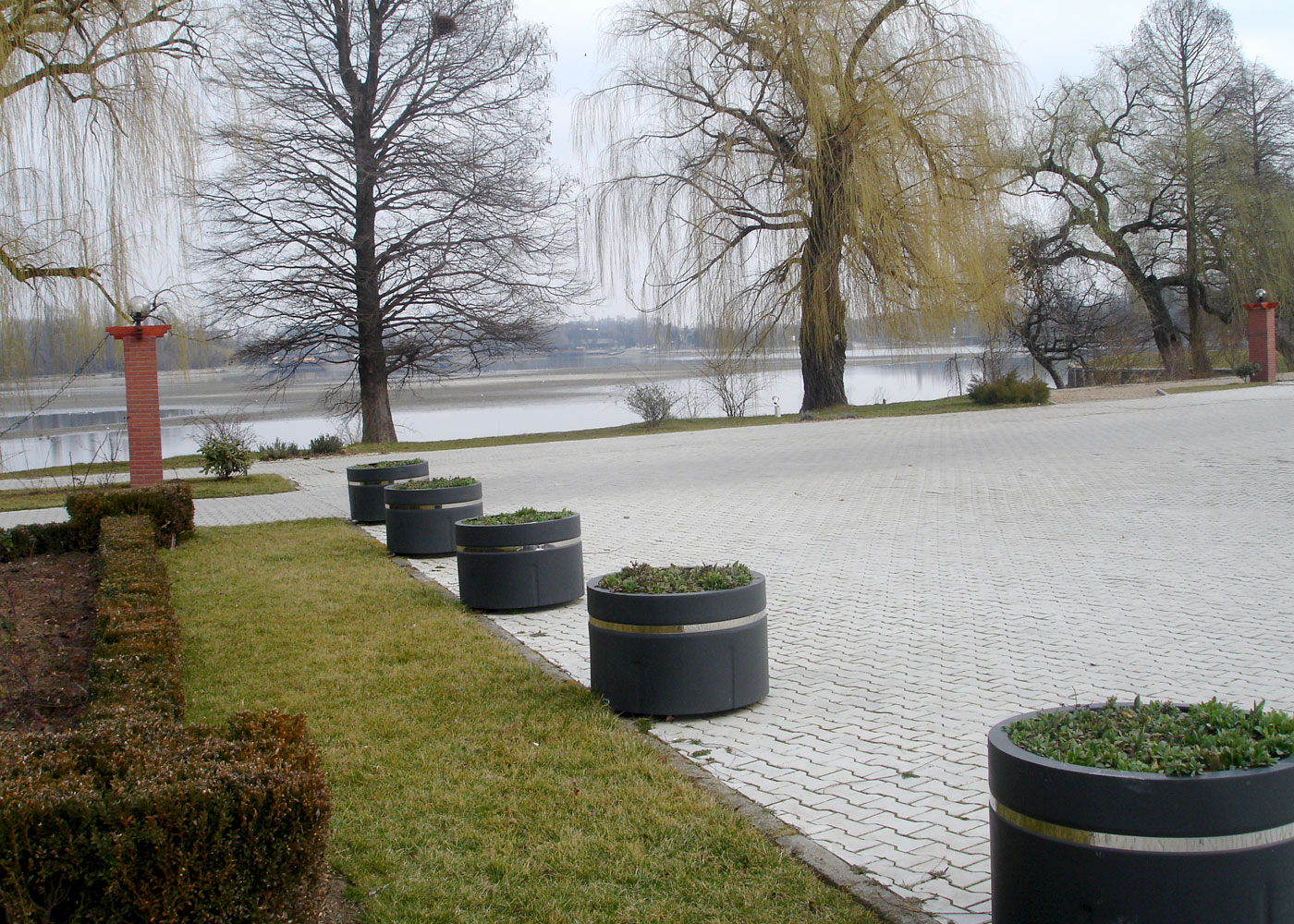 Jardinière Aro UM1111 - acier robuste avec traitement Ferrus et design moderne_1