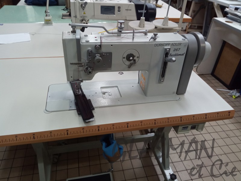 Machine à coudre industrielle triple entraînement Durkopp ADLER 267 - Type de point Noué (301)_1