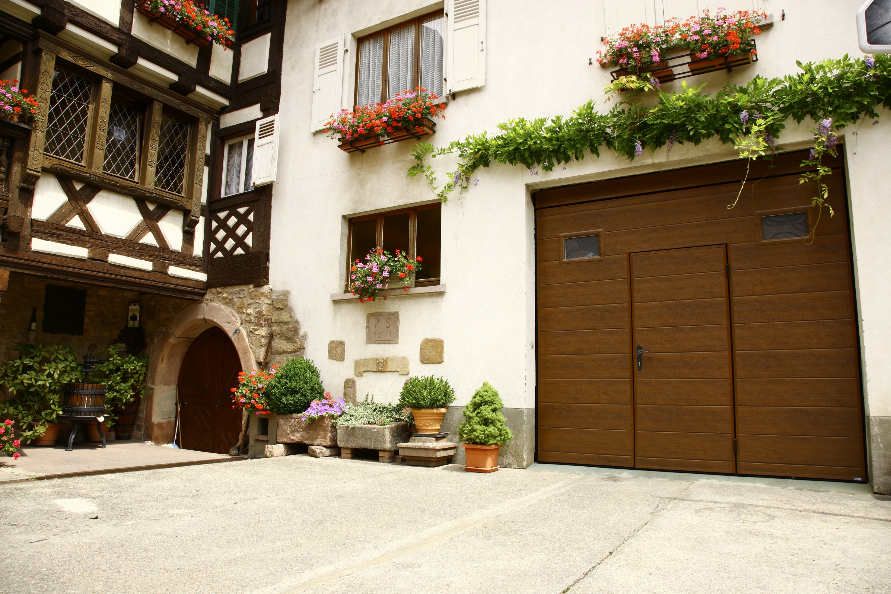 Porte de garage basculante personnalisable - pour maisons individuelles et immeubles collectifs - isolation thermique et acoustique_1
