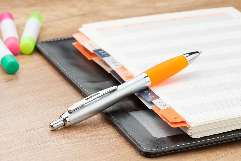 Stylo à bille en plastique - corps silver, grip en caoutchouc de couleur - encre bleue_1