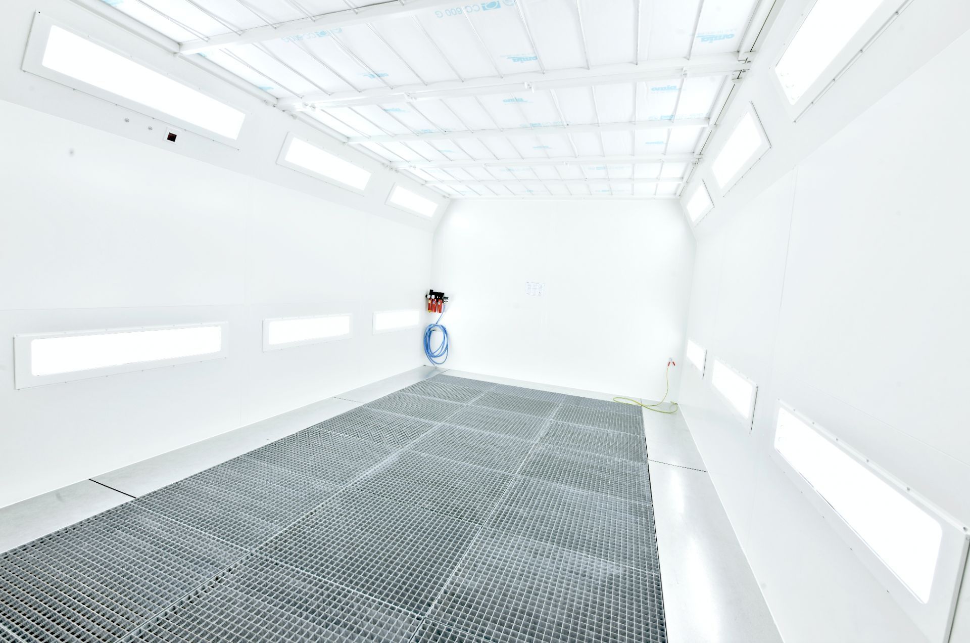 Cabine de peinture Valoria 240 et 300 - surpression équilibrée - éclairage IP54 - véhicules légers et utilitaires_1