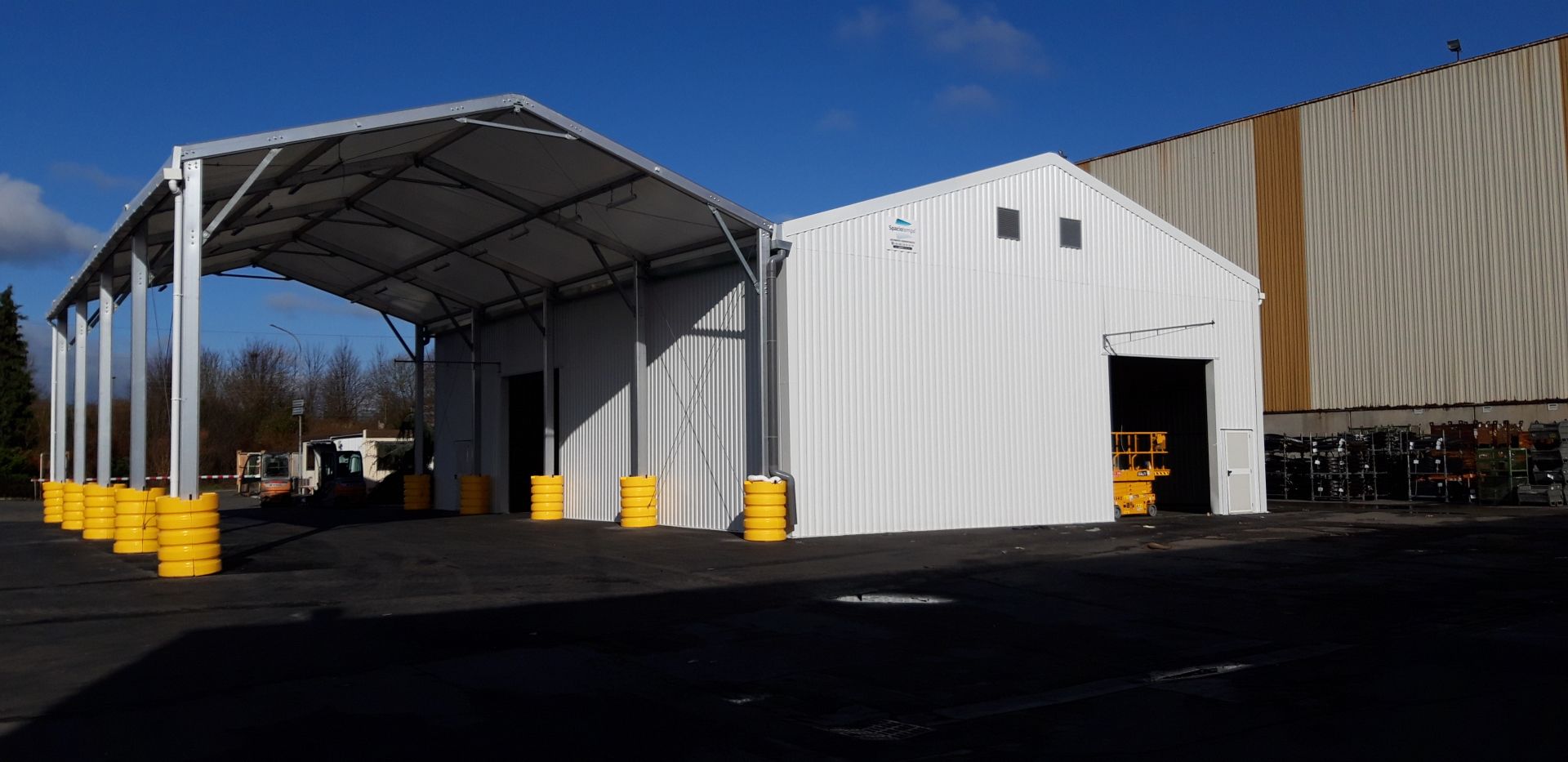 Auvent industriel pour abriter vos produits, matériaux et véhicules - Neivalu_1