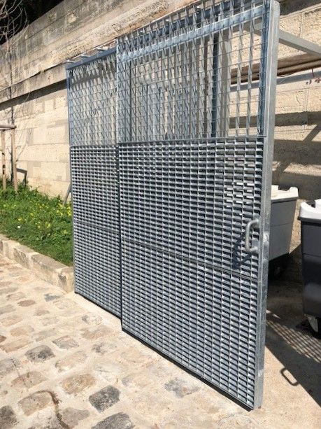 Caillebotis pressé sur-mesure pour mobiliers urbains - en acier, inox ou aluminium_0