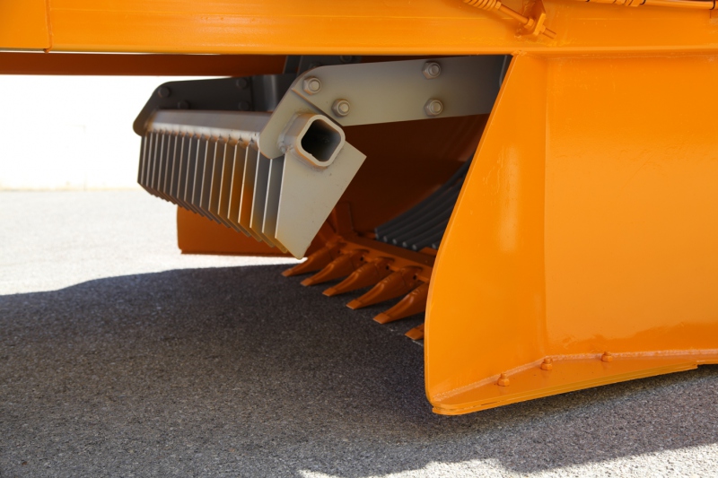 Ramasseuse de pierres à attelage fixe , articulé, déportable hydrauliquement_1