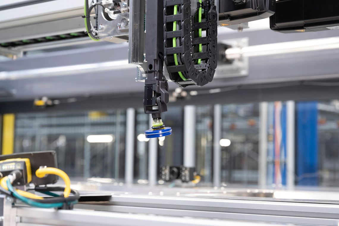 Robot préparation de commandes intelligent, rapide et fiable  - SSI PIECE PICKING_1