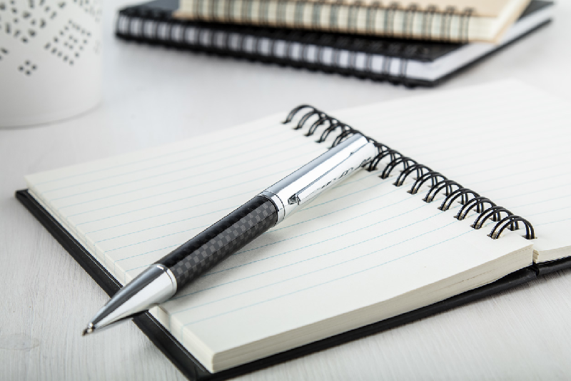 Stylo à bille en métal - corps en carbone - couleur argenté - encre bleue - 23,6g_1