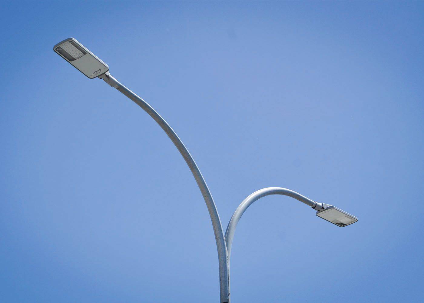 Luminaire fonctionnel Elium M - design plat, 3 formats, 18 courbes optiques, efficacité jusqu'à 142 lm/W_1