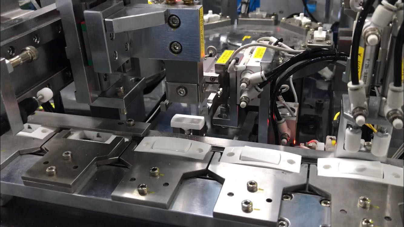 Ligne d'assemblage automatique d'interrupteur mural - Desheng - avec détection et alarme automatiques_1