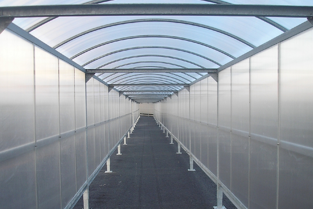 Passage couvert à toit arrondi - Série ATE - Sur mesure avec bardage sur les deux longueurs_1