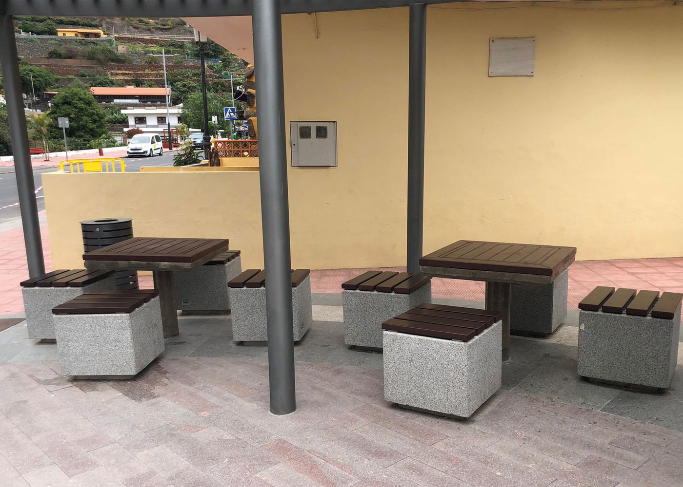 Chaise Kube M UM372SLM - Banc en béton préfabriqué gris granite avec lattes en bois tropical traité_1