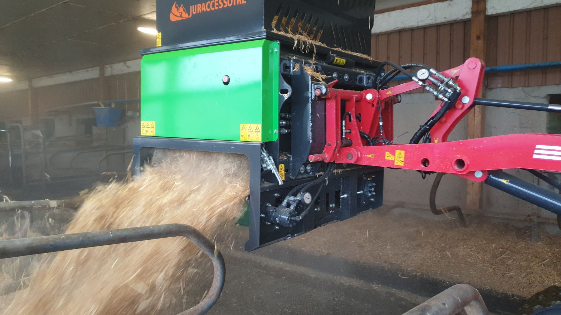 Cubic Master Pailleuse agricole - Juraccessoire - pour logettes avec 1/2 botte carrée et paille brin long - sur valet de ferme 48 Cv_1