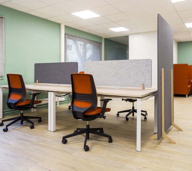 Écran de bureau acoustique OSLO - écologique et performant avec piétements en bois naturel_1
