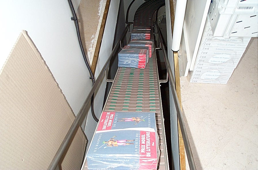 Transporteur à chaîne plastique - pour produits à plat ou en élévation - partie droite et courbe avec motorisation unique_1