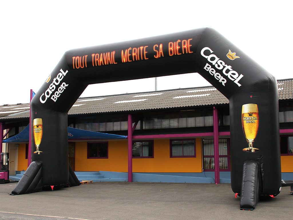Arche publicitaire gonflée taille XXL - 12x7m avec stabilisateurs noirs et logos - Idéale pour vos événements_1