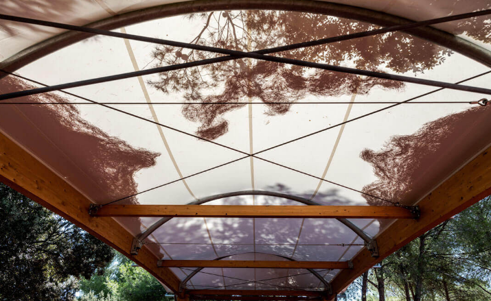 Préau d'école sur mesure en bois et acier - Couverture en membrane textile - Rognac (13)_1