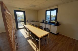 Bureau modulaire - Extension sur mesure - Salle de réunion, coin repos et sanitaires - Toiture aluminium et bardage bois - 96 m²_1