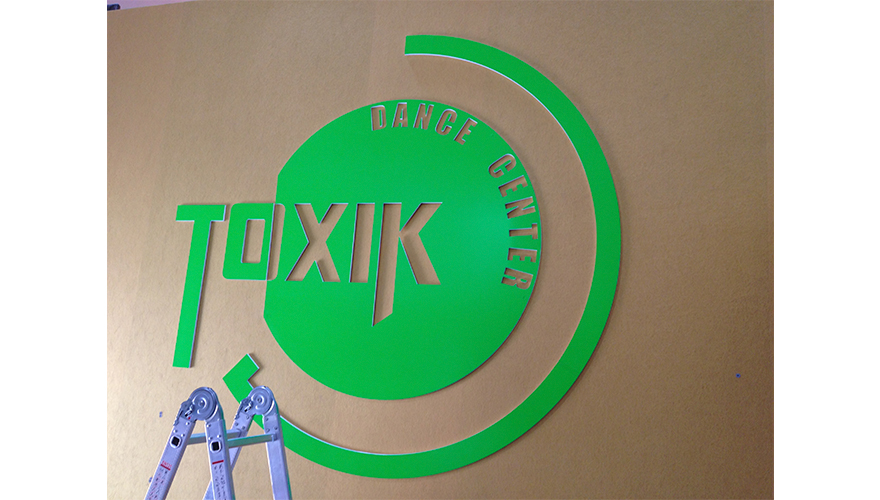 Lettres découpées en relief d'intérieur - Style unique avec matériaux personnalisés par PANO Nice Ouest_1