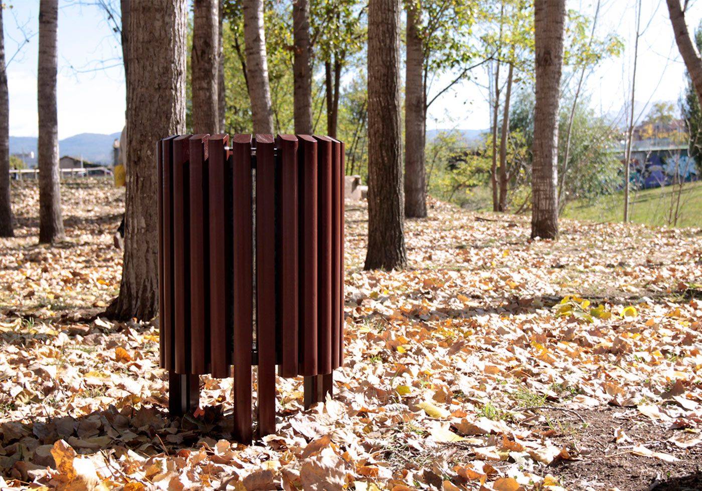 Poubelle publique Salou PA641 - structure métallique et lattes en bois tropical finition acajou_1