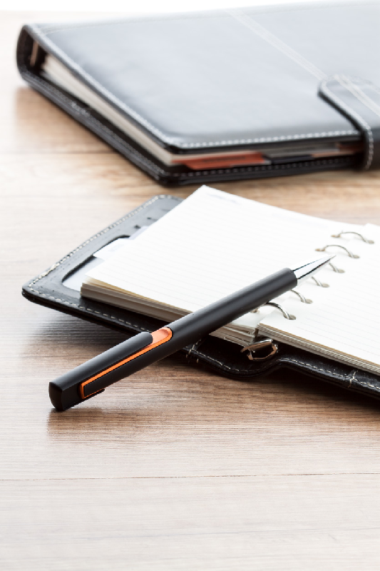 Stylo à bille en plastique - décoration colorée et embout chromé - encre bleue_1