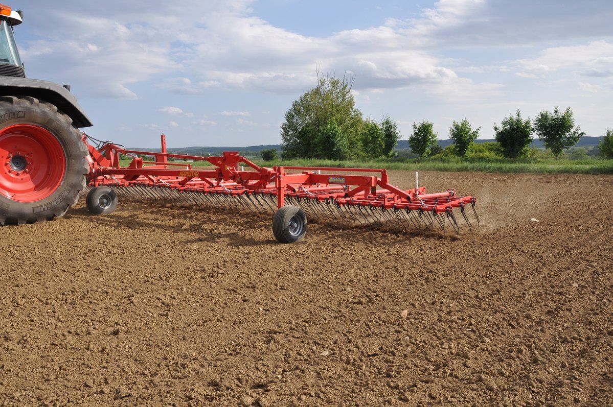 Outil agricole Aerostar avec écartement réduit entre les dents de 2,5 cm