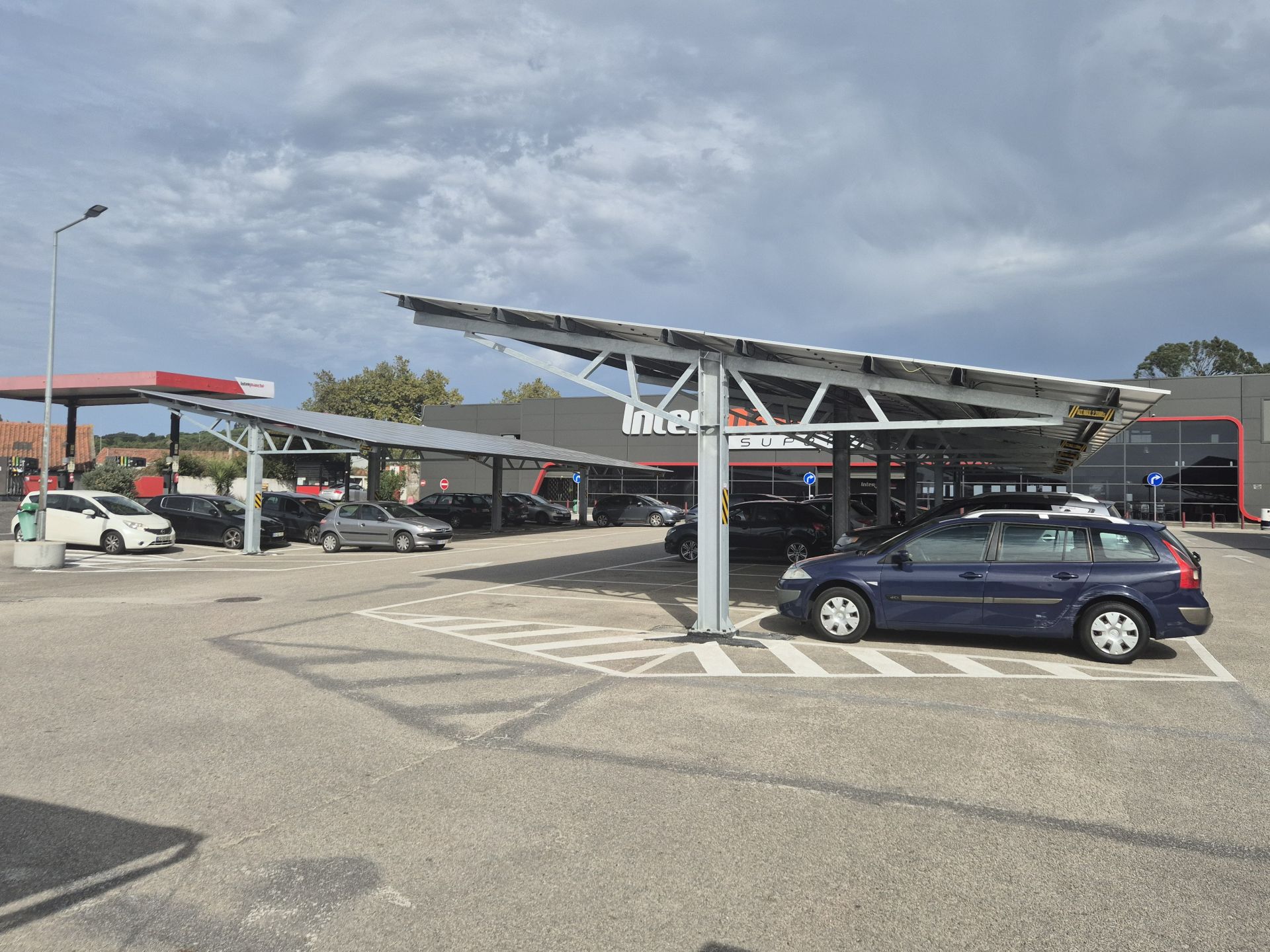 Abris auto avec configuration adaptative, qualité inégalée et montage clé en main - Koman Groupe_1