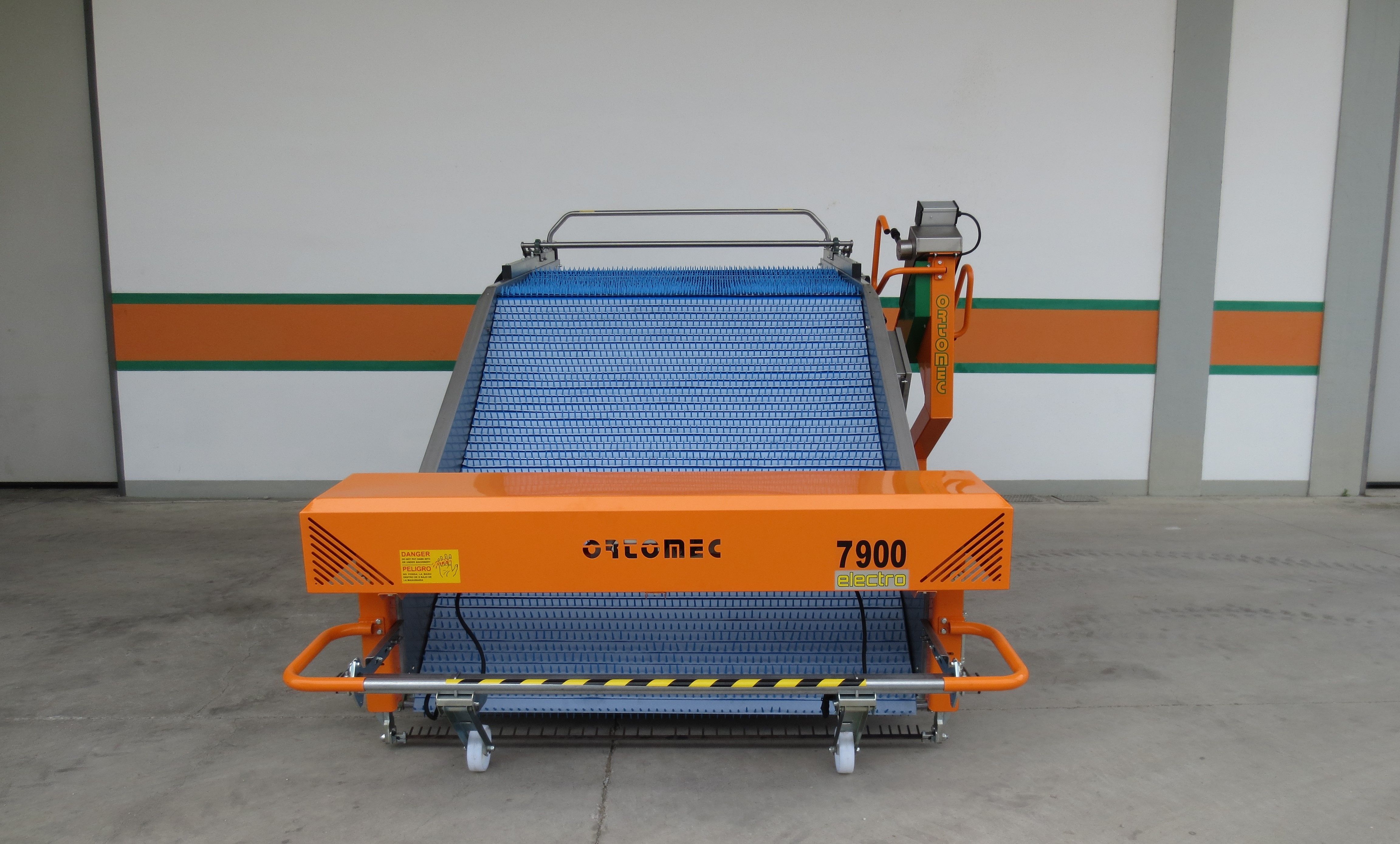 Récolteuse électrique automotrice 7400 Electro Herbex - Ortomec SRL - largeur de tête de récolte 130 à 180 cm, idéale pour serres et légumes comme valériane_1