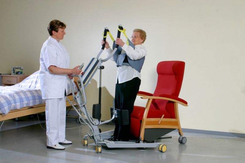 Lève-personne compact idéal pour le déplacement des patients dans les salles de bains et toilettes - handi-move - actif 1620_1