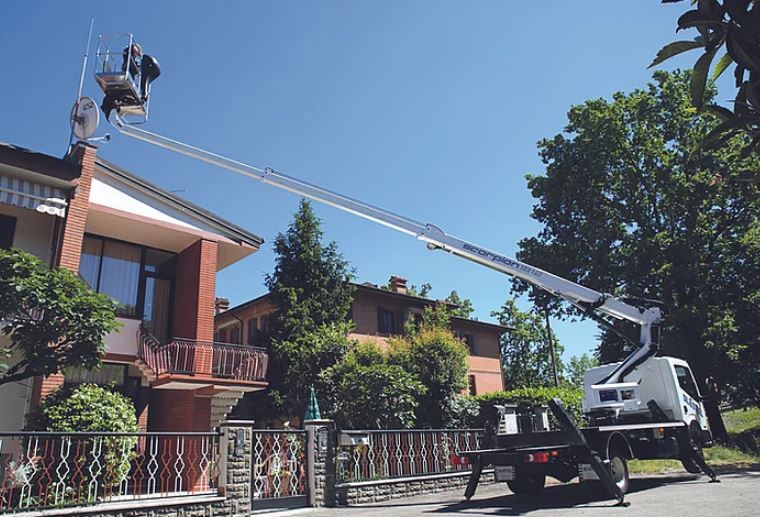 Camion nacelle - 18 mètres - hauteur de travail 17,8m - déport maxi 12m - panier 225kg_1