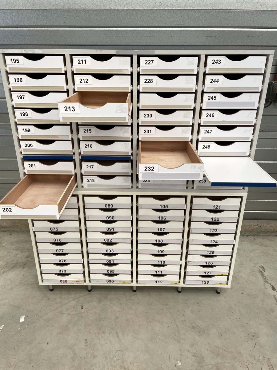 Mobilier de laboratoire 32 tiroirs en occasion