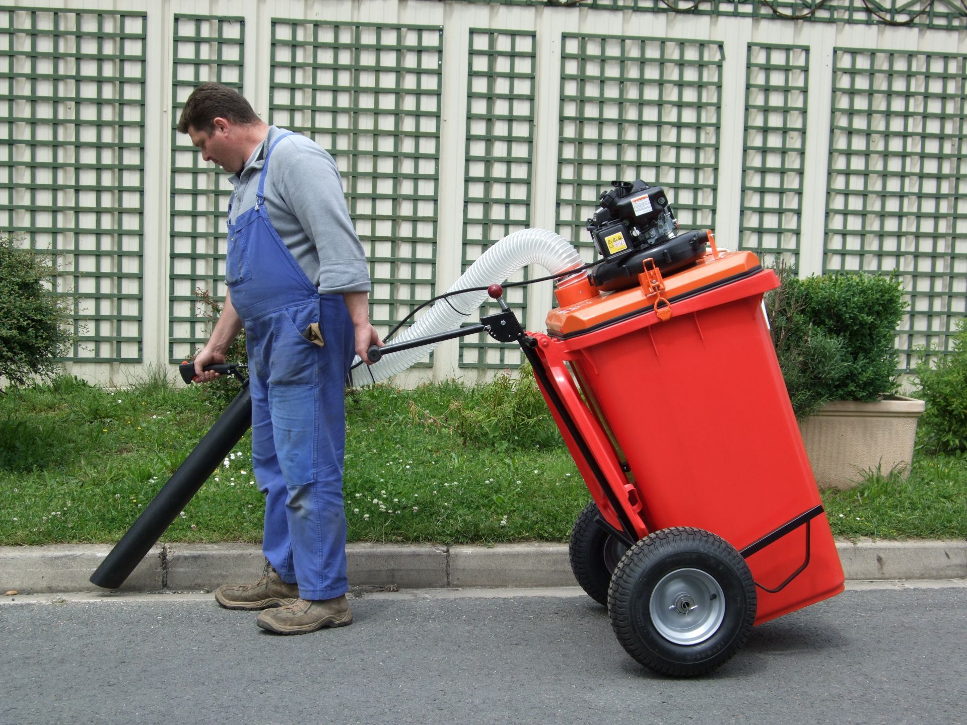 Aspirateur de voirie puissant avec bac 240 litres honda 50 cm3 4 temps_1