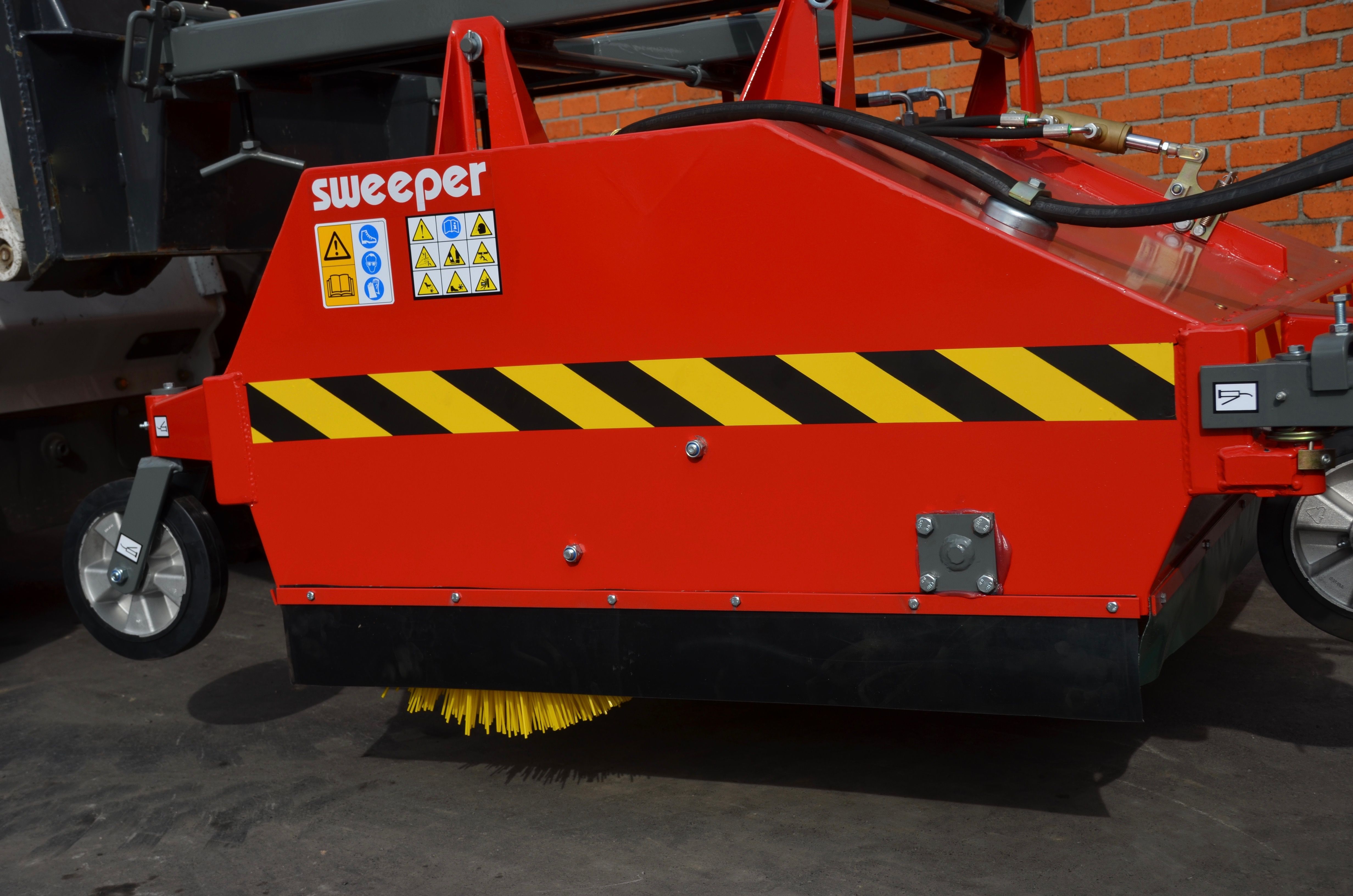 Balayeuse industrielle Attec - marche avant - pour télescopiques et chariots élévateurs - options hydrauliques et essence_1