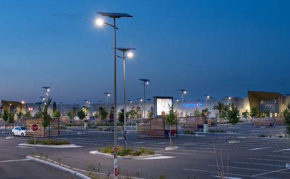Lampadaire solaire à double crosse de 6 à 8 m pour l'éclairage des parkings, zones industrielles,...- 180 lm/W - Smartlight 6.2 - 8.2 - Fonroche Eclairage_0