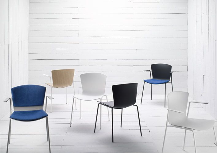 Chaise empilable SLAM - Polypro, bois ou tapissée - Design intemporel et accessoires fonctionnels_1