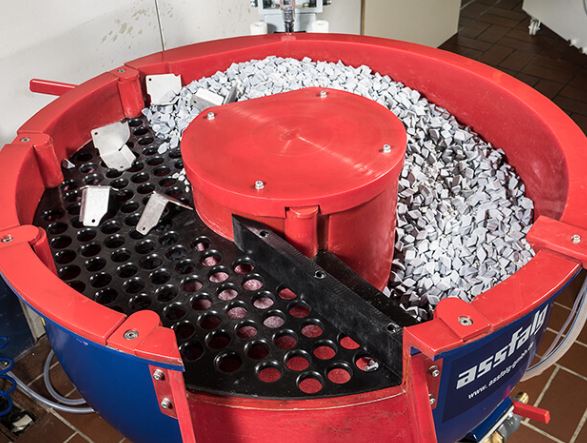 Tribofinition de polissage mécano-chimique et trovalisation - Vibrateurs cylindriques RV 15-SL avec ébavurage et polissage intégrés_1