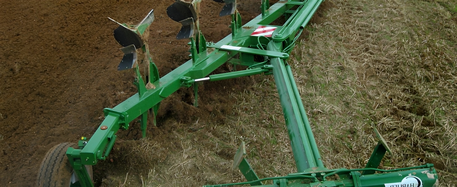 Charrue agricole semi-portée avec 11 ou 12 corps