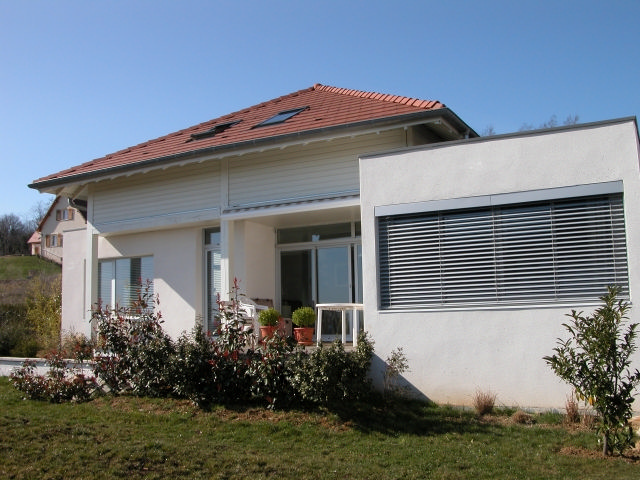 Maison à ossature en bois - demi-niveaux rose - toit multipente_2