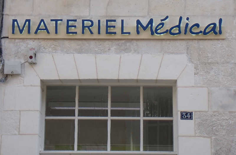 Panneau d'enseigne LED économique, réalisation sur mesure en fonction de vos besoins et de votre budget - OUEST ENSEIGNES_1