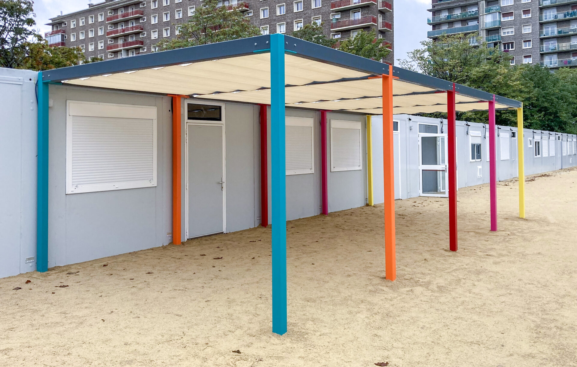 Préau couvert sur mesure pour établissement scolaire, bâtiment modulaire ou extérieur abrité - Fabrication SITI EUROPE depuis 25 ans_1