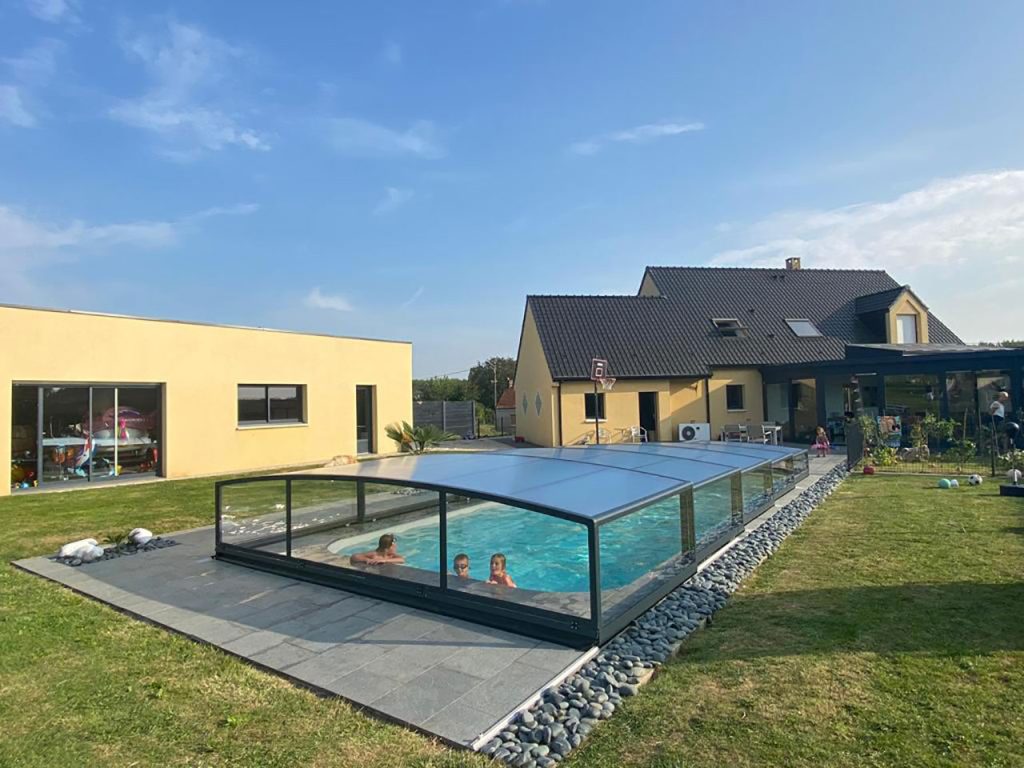 Abri piscine bas spacieux avec ouverture télescopique sans rails au sol - BOREALIS XL - Trappe XXL+ et volume intérieur optimal_1