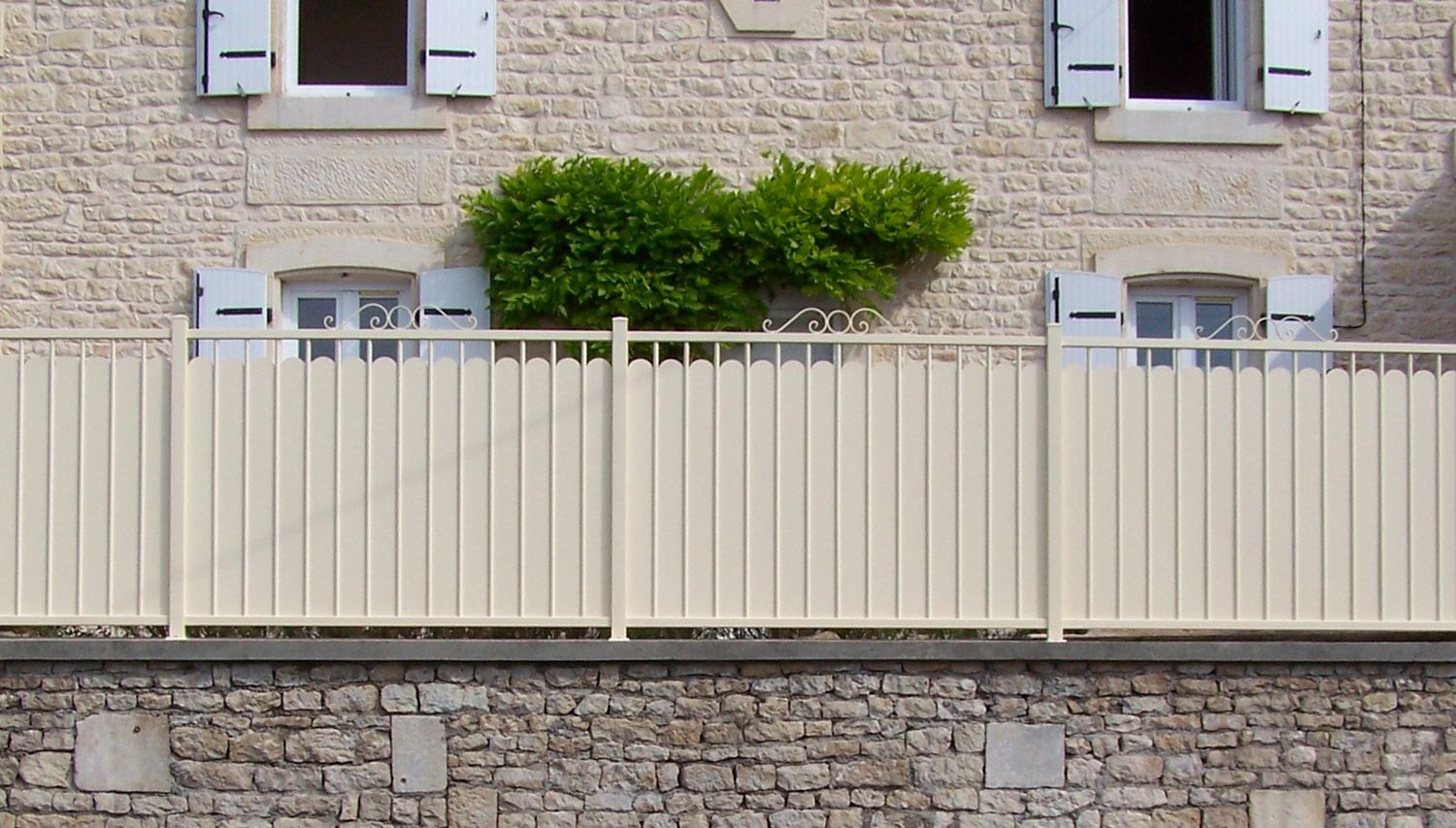 Tiguidit - clôture en aluminium ajourée / festonnée - RD Productions avec volutes torsadées_1