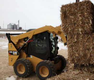 Chargeurs compacts rigides sur pneus caterpillar 242d_1