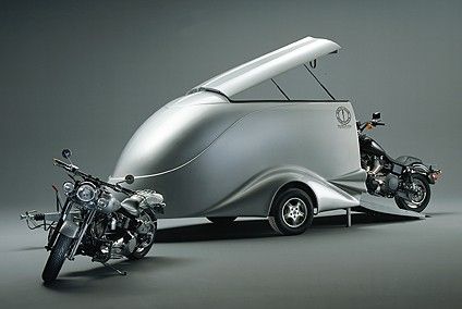 Remorque monocoque en polyester moulé avec toit relevable