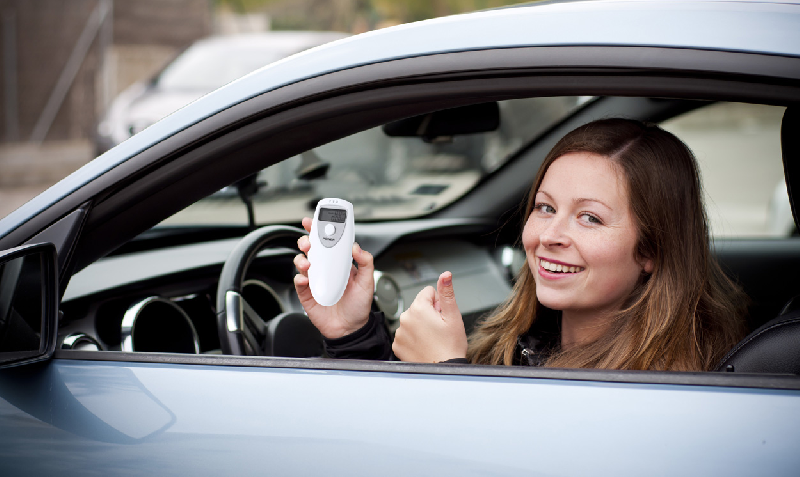Éthylotest avec boîtier en plastique - fonctionne avec 2 piles AAA - couleur blanche - 21g_1