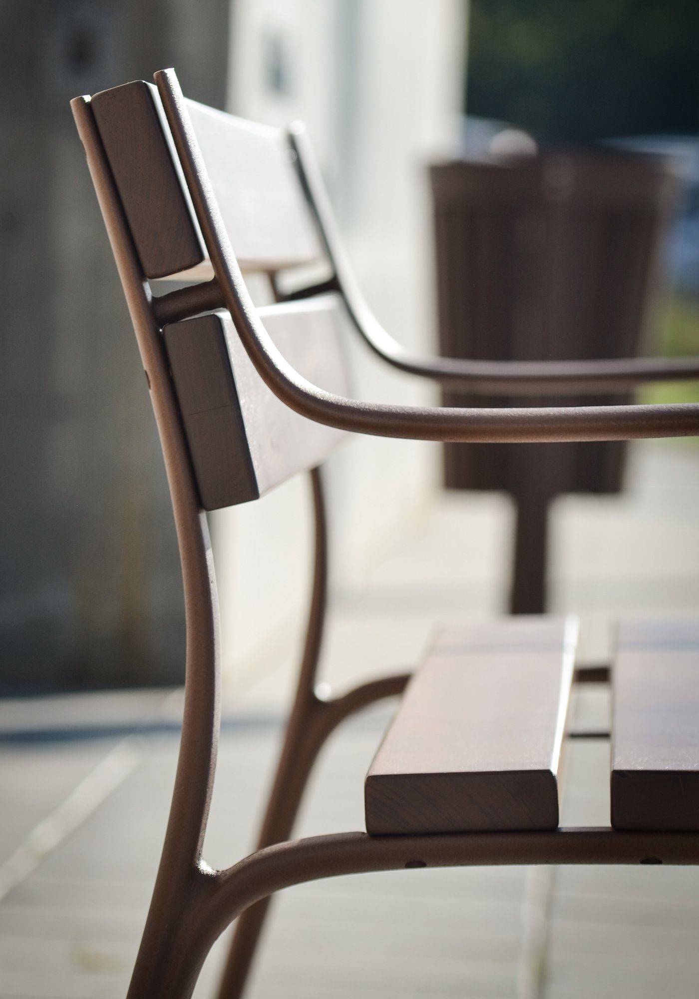 Banc public Citizen UM301 - design contemporain par Eugeni Quitllet - piètement en fonte ductile et lattes en bois tropical_1